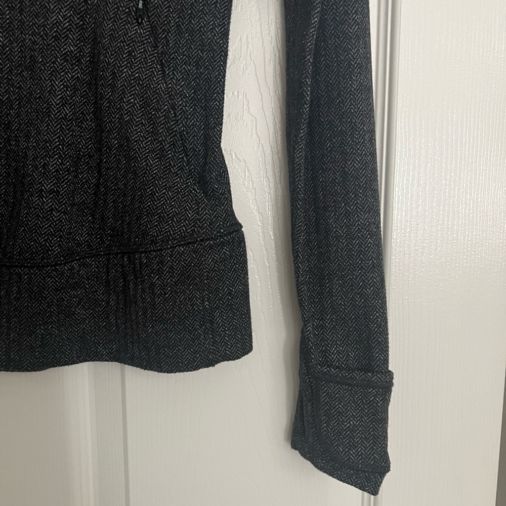 Lululemon Think Fast Pullover
Heathered Herringbone Heathered Black - Picture 9 of 9
